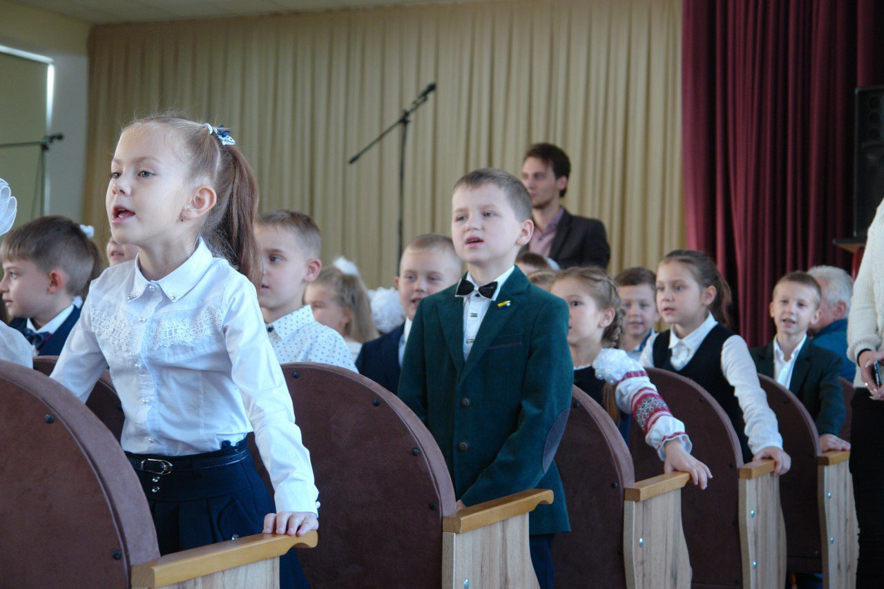 учні 1-А класу співають